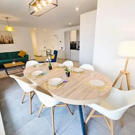 Exclusive Retreat- 3 Bedrooms, Terrace&parking Appartamento *
