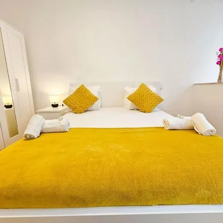 Exclusive Retreat- 3 Bedrooms, Terrace&parking 아파트